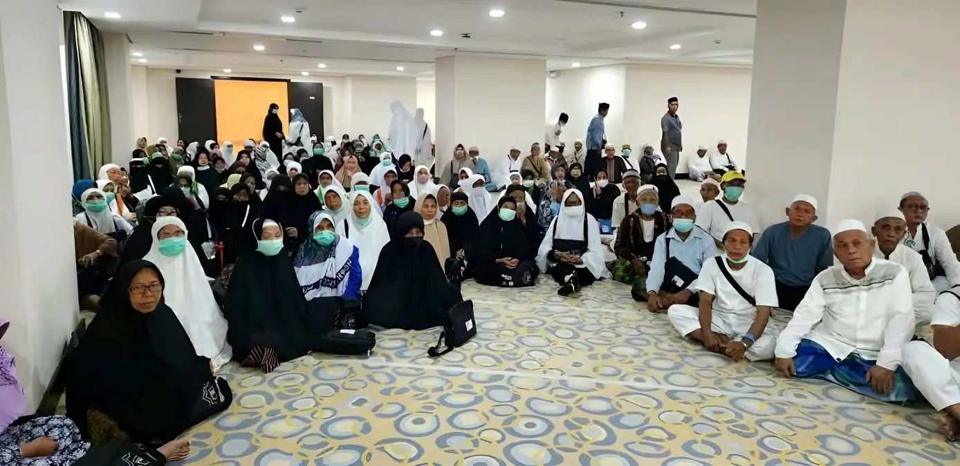 Bupati Dendi Ingatkan Jamaah untuk Menjaga Kesehatan saat Tinjau Kondisi Jamaah Haji Pesawaran di Arab Saudi