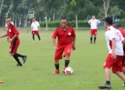 Bupati Lampung Selatan Beraksi di Lapangan Sepakbola Candipuro dalam Pertandingan Persahabatan