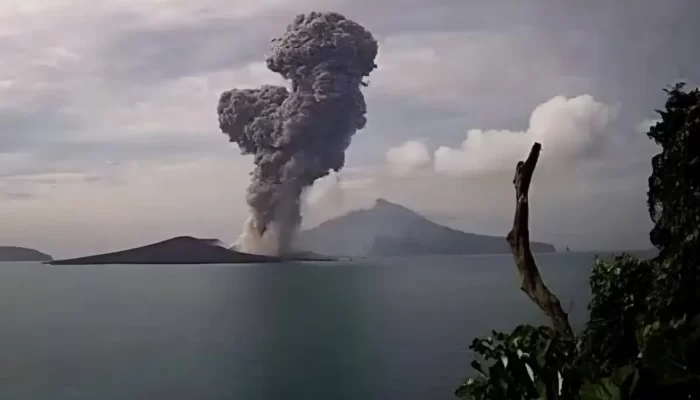 Erupsi Gunung Anak Krakatau Selama Tiga Hari Berturut-Turut, Kolam Letusan Mencapai Ketinggian 3.000 Meter
