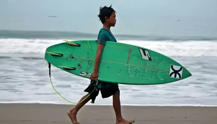 Melahirkan Atlet Unggul: Sekolah di Pesisir Barat Menyambut Ekstrakurikuler Surfing