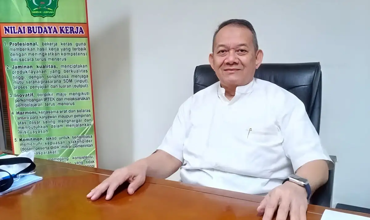 Dr. Achmad Farich, Rektor Universitas Malahayati, Mengucapkan Selamat kepada Prof. Sarono atas Pengukuhan sebagai Guru Besar Polinela