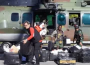 Operasi Kemanusiaan: Dua Caracal TNI AU Terjun Bantu Masyarakat Papua dengan Dropping Sembako