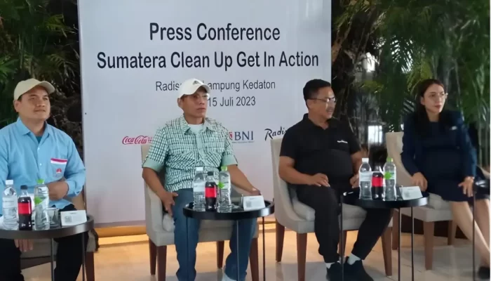 Ekspedisi Sumatera Clean Up: Bersama Coca-Cola dan Hotel Radisson, PWI Lampung Galang Gerakan Kumpulkan Sampah Pantai