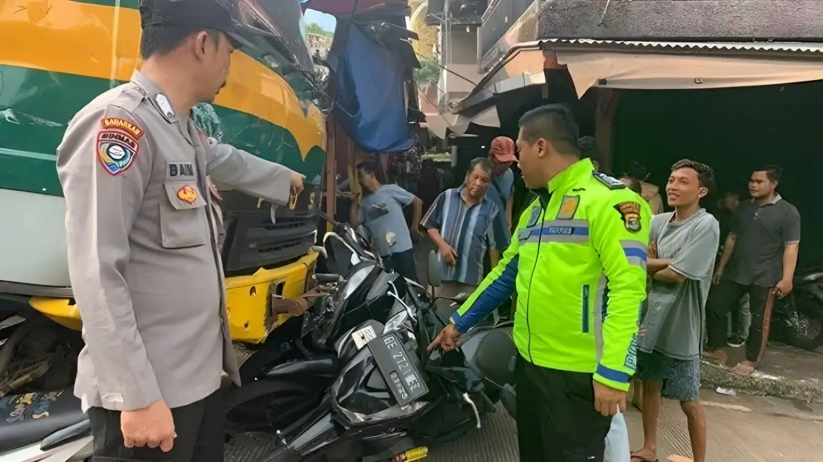 Kecelakaan Maut di Pasar Bakauheni Rem Blong Truk Fuso Muatan Pampers Tabrak 21 Mobil dan Motor
