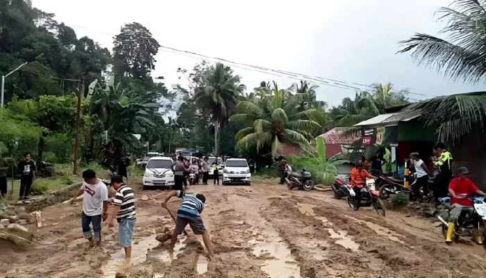 Kejadian Memilukan: Longsor dan Banjir Bandang Melanda 12 Pekon di Jalinbar Tanggamus, Berita Baik Bagi Kendaraan