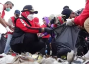 Mengikuti Gerakan Bersih Pantai Bareng Pandawara: Bersama-sama Mencari Solusi Mengatasi Sampah Pesisir, Ujar Wali Kota Bandar Lampung