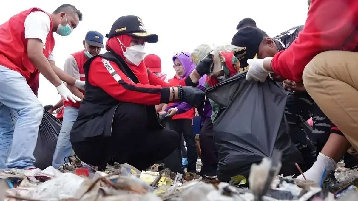 Mengikuti Gerakan Bersih Pantai Bareng Pandawara Bersama-sama Mencari Solusi Mengatasi Sampah Pesisir, Ujar Wali Kota Bandar Lampung