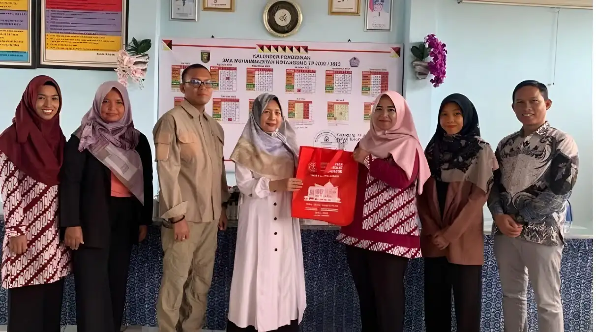 Pengabdian Tim PKM UTI Membekali SMA Muhammadiyah 1 Kota Agung dengan Keterampilan Financial Planning