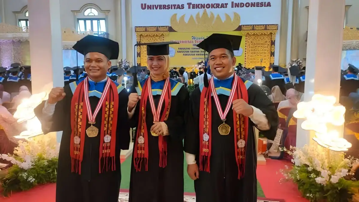 Pengorbanan Hingga Puncak Kesuksesan Mahasiswa Asal Natar Raih Gelar Wisudawan Teladan di Universitas Teknokrat Indonesia Meski Kehilangan Ayah Saat H-30 Pengumuman