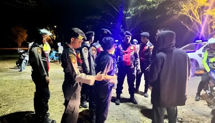 Polisi Terpaksa Menghentikan Aksi Kelompok Remaja yang Berlama-lama Nongkrong di Pringsewu Hingga Larut Malam
