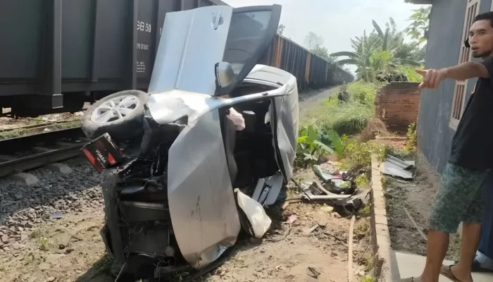 Kecelakaan Maut di Hajimena Natar: Mobil Xenia Tabrakan dengan Kereta, Empat Orang Terluka