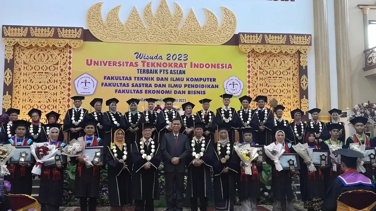 Universitas Teknokrat Indonesia Melampaui Ekspektasi 561 Mahasiswa Sukses Meraih Wisuda, Didukung oleh Wakil Rektor Mahathir Menuju Kampus Unggul Internasional