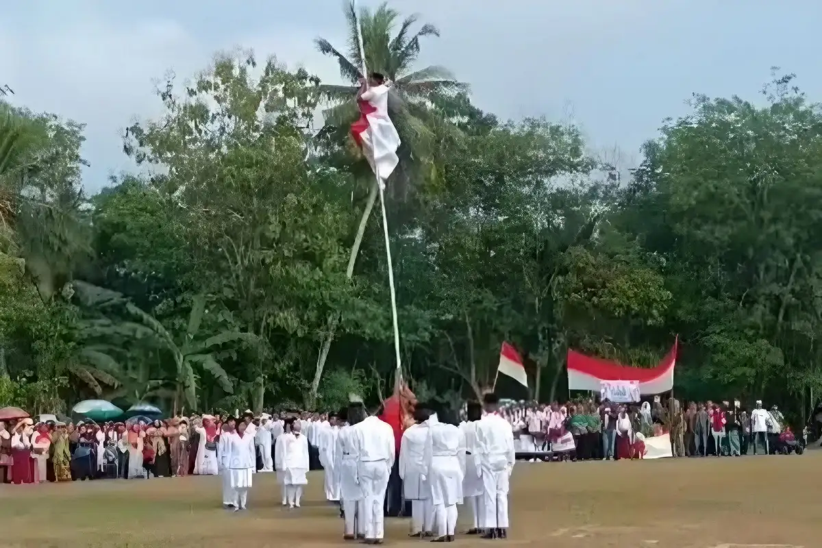 Coba Perbaiki Tali Bendera Terputus, Pelatih Paskibraka Terjatuh Saat Upacara HUT ke 78 RI di Kertosari Lampung Selatan