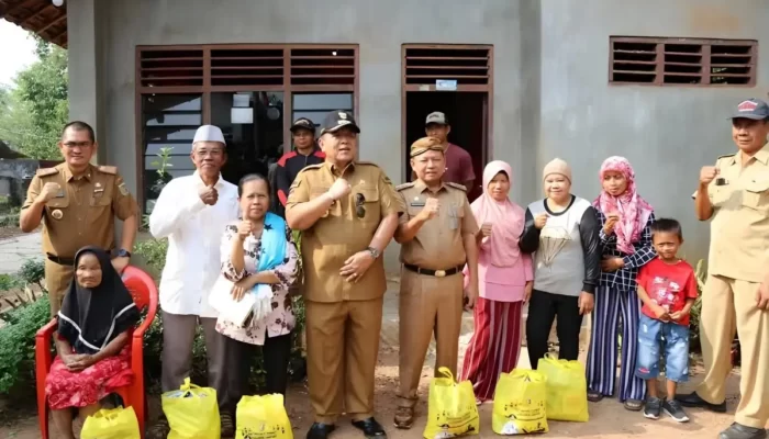 Kursi Roda Diberikan oleh Gubernur Arinal kepada Warga Lansia di Batanghari Nuban, Lampung Timur