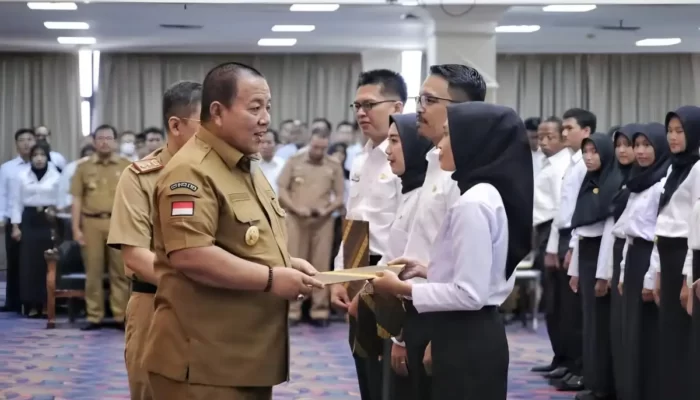 Penyerahan 431 SK PPPK Fungsional Guru dan Teknis Periode 2022 oleh Gubernur Lampung