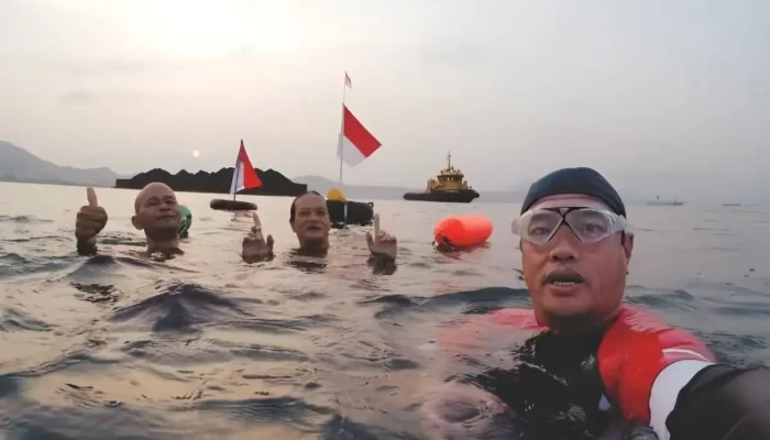 Komunitas Renang Pantai Kunyit Bandar Lampung Meriahkan HUT ke-78 RI dengan Renang 8,3 Km Mengibarkan Bendera Merah Putih hingga Mutun