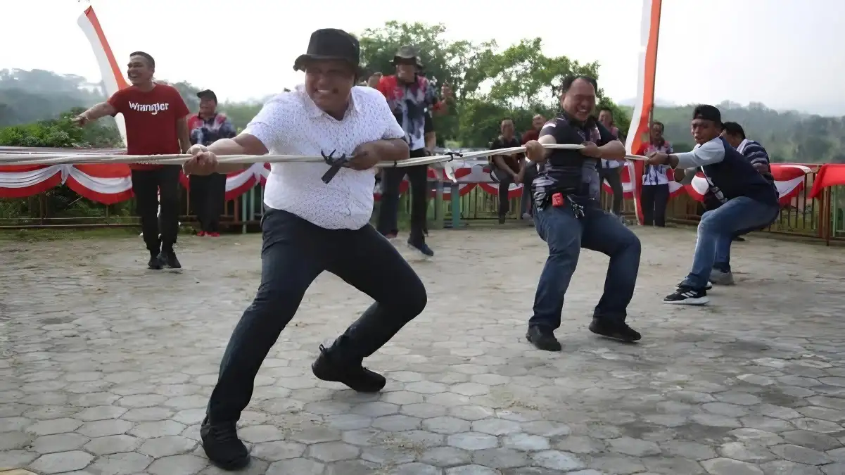Meriahkan Peringatan HUT ke-78 RI, Bupati Lampung Selatan Ikut Lomba Tarik Tambang