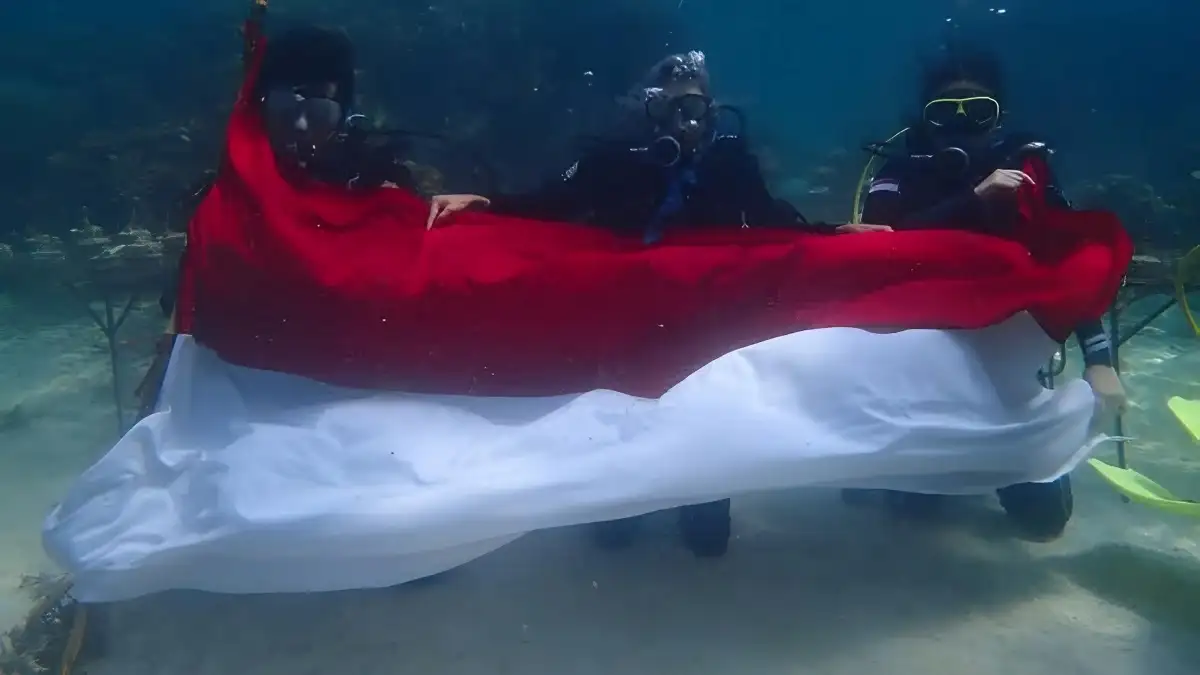 Rayakan HUT ke-78 RI, Klub Selam Anemon Unila Kolaborasi Kibarkan Bendera Merah Putih di Laut Pahawang