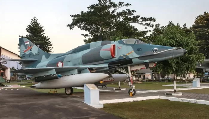 Skadron Udara 11 Lanud Sultan Hasanuddin Makassar: Kehebatan Tiga Pesawat A-4 Sky Hawk Menerbangkan Langit