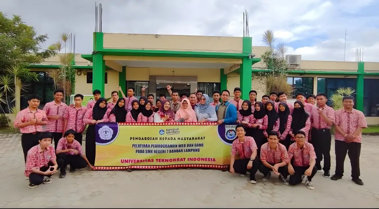 Universitas Teknokrat Indonesia Gelar PKM Sekolah Binaan di SMK Negeri 7 Bandar Lampung