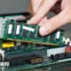 Memasang RAM dengan Teknik Presisi: Panduan Lengkap untuk PC Anda