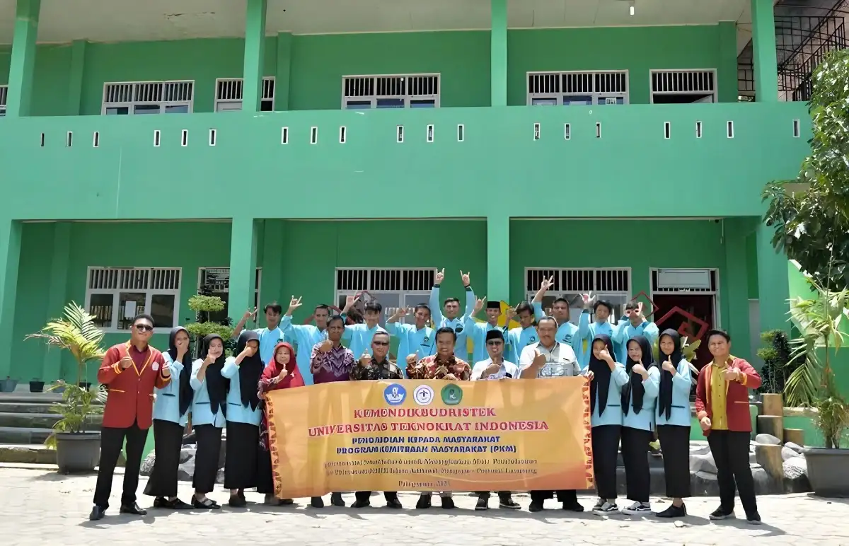 Dosen Universitas Teknokrat Indonesia, Implementasikan Smart School di SMK Islam Adiluwih Pringsewu