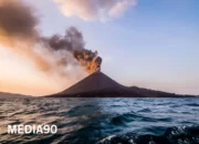 Gunung Anak Krakatau Erupsi 1.157 Meter, Naik Berstatus Siaga