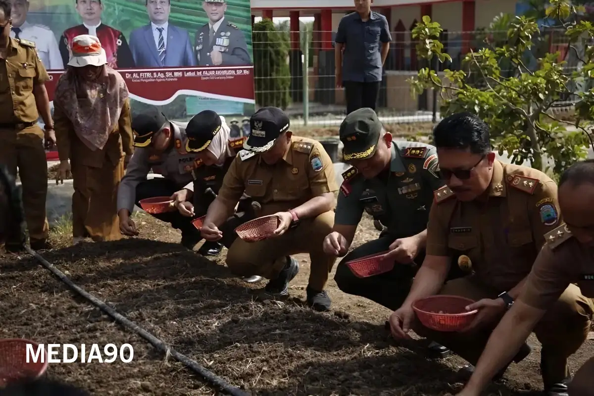 Tanam Bawang di Kebun Edukasi, Bupati Lampung Selatan Dorong Masyarakat Manfaatkan Pekarangan Jadi Lahan Pertanian