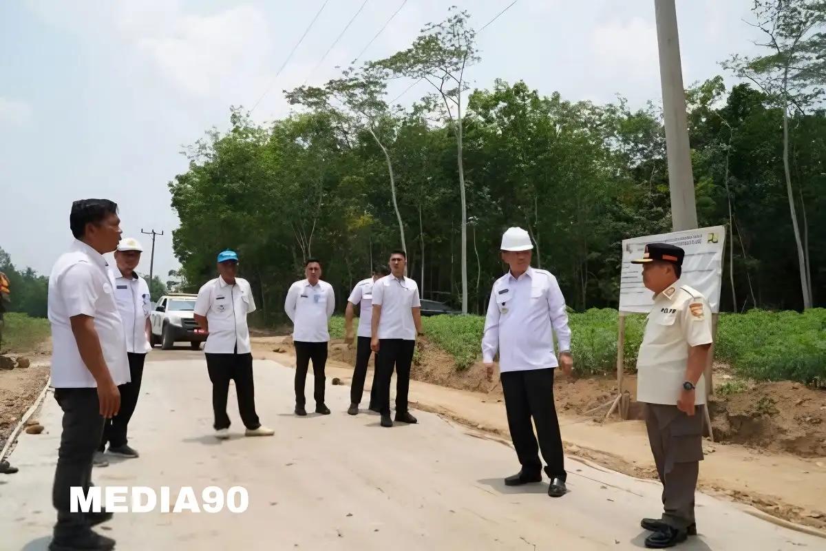 Tinjau Perbaikan Jalan ke Tol Lambu Kibang, Pj Bupati Tulangbawang Barat Warning Rekanan Soal Kualitas Pekerjaan