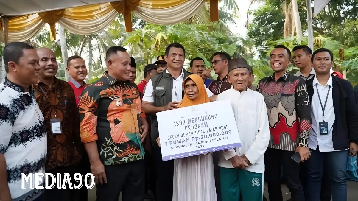 Dua Warga Kalianda Lampung Selatan Terima Bantuan Bedah Rumah Bersumber Dana Geserbu dan PT ASDP