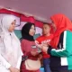 Ikuti Jalan Sehat Sarungan Hari Santri, Wali Kota Bandar Lampung Berbagi Beasiswa ke Santri