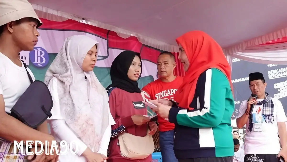 Ikuti Jalan Sehat Sarungan Hari Santri, Wali Kota Bandar Lampung Berbagi Beasiswa ke Santri
