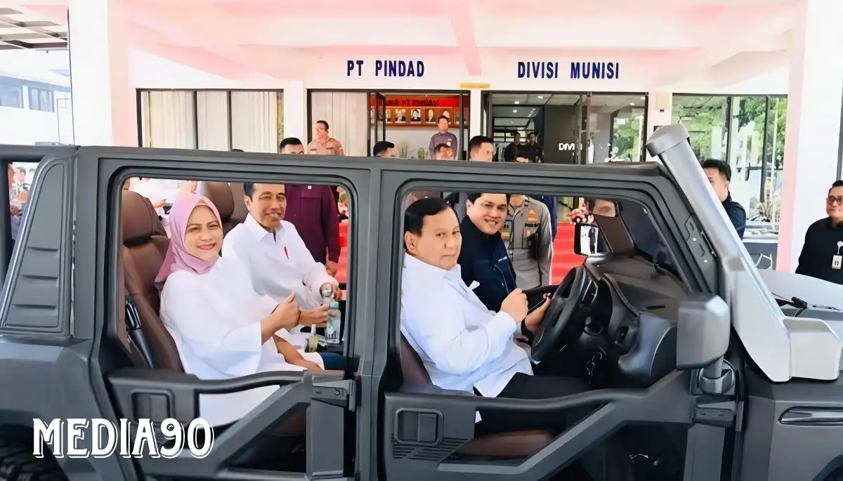 Momen Prabowo Menunggangi Beragam Mobil, Maung Hingga Mercedes-Benz