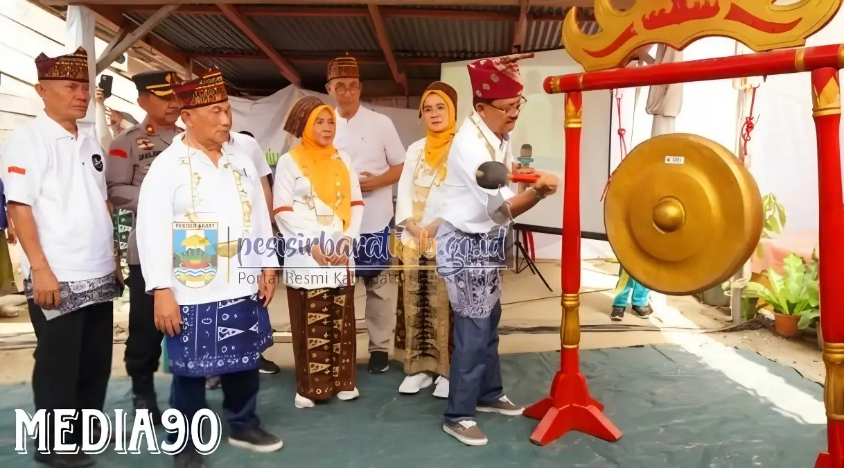 Bupati Pesisir Barat Agus Istiqlal Buka Pekan Fest Goes to Lemong 2023 di Pasar Malesom