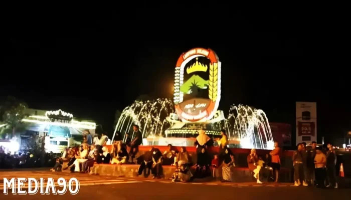 Riang Ria Malam Minggu di Kalianda: Suasana Hidup dengan Live Music di Tugu Bundaran Pancasila