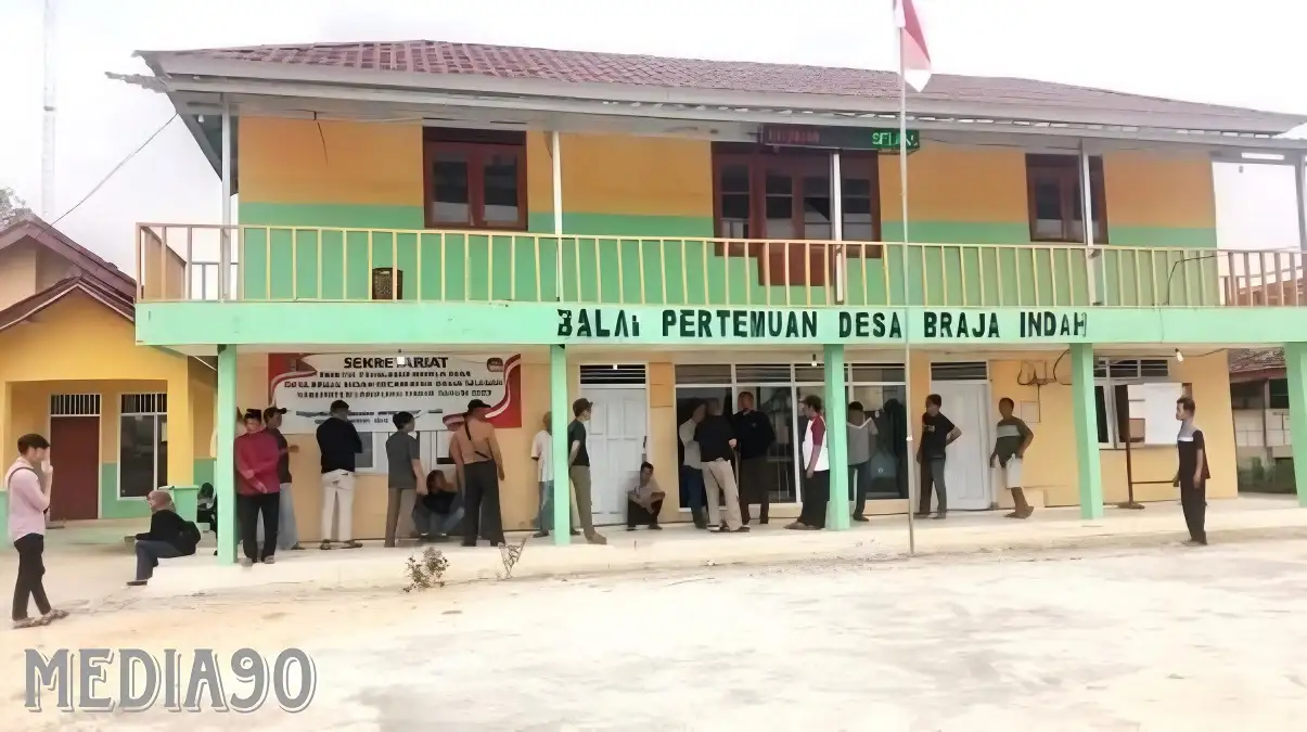 Program Bumdes Diduga Dikuasai Kades, Belasan Warga Braja Indah Lampung Timur Geruduk Balai Desa