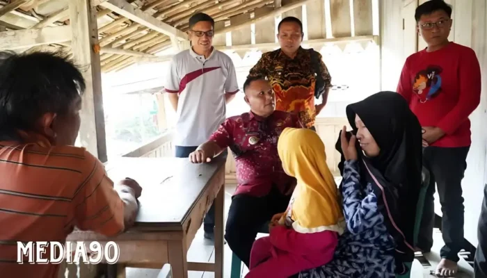 Bupati Lampung Selatan H. Nanang Ermanto Bantu Bedah Rumah Warga Desa Rawa Selapan