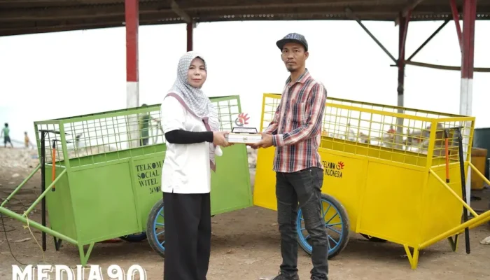 Witel Lampung Telkom Sumbangkan Dua Gerobak Sampah untuk Kebersihan Pesisir Sukaraja, Bandar Lampung