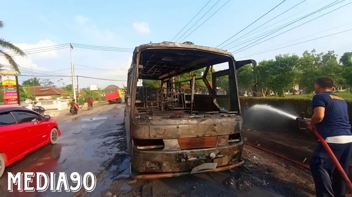 Bus Terbakar di Jalan Lintas Tumijajar Tulangbawang Barat, Sopir Luka Bakar Lolos Selamatkan Diri