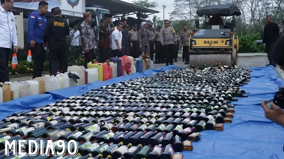Jaga Ketertiban Natal dan Tahun Baru, Ribuan Botol Miras dan Ratusan Liter Tuak Dimusnahkan Polres Lampung Selatan