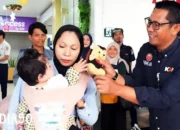 Momen Libur Nataru, KAI Bagikan Suvenir ke Pemudik di Stasiun Tanjungkarang