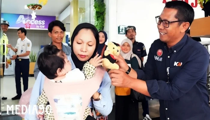 Berbagi Kesenangan Nataru: KAI Sambut Pemudik di Stasiun Tanjungkarang dengan Suvenir Spesial