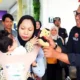 Momen Libur Nataru, KAI Bagikan Suvenir ke Pemudik di Stasiun Tanjungkarang