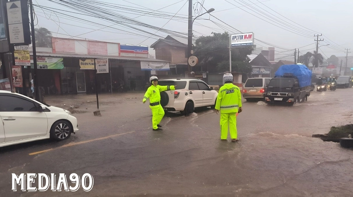 Parah! Waspada Banjir di Jalan Simpang Pusri Pringsewu saat Hujan Deras, Banyak Motor Mogok Terjebak Air