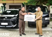 Bupati M. Firsada Melakukan Penghibahan Dua Mobil Dinas ke Kejari Tulangbawang Barat