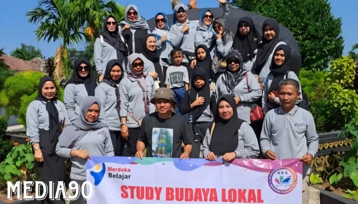 Ekspedisi Literasi: Guru Bahasa Lampung Menelusuri Ketinggian Pendidikan dengan Mengunjungi Menara Siger dan Makam Radin Inten II