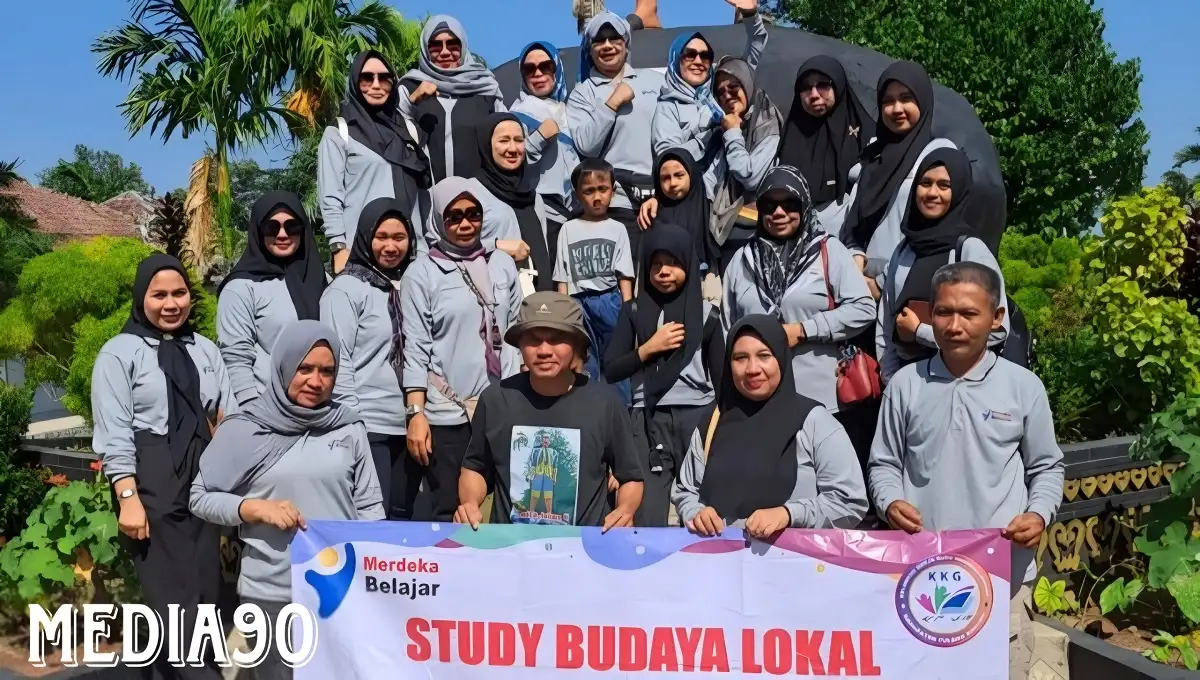 Tingkatkan Literasi, Guru Bahasa Lampung Tulang Bawang Kunjungi Menara Siger dan Makam Radin Inten II