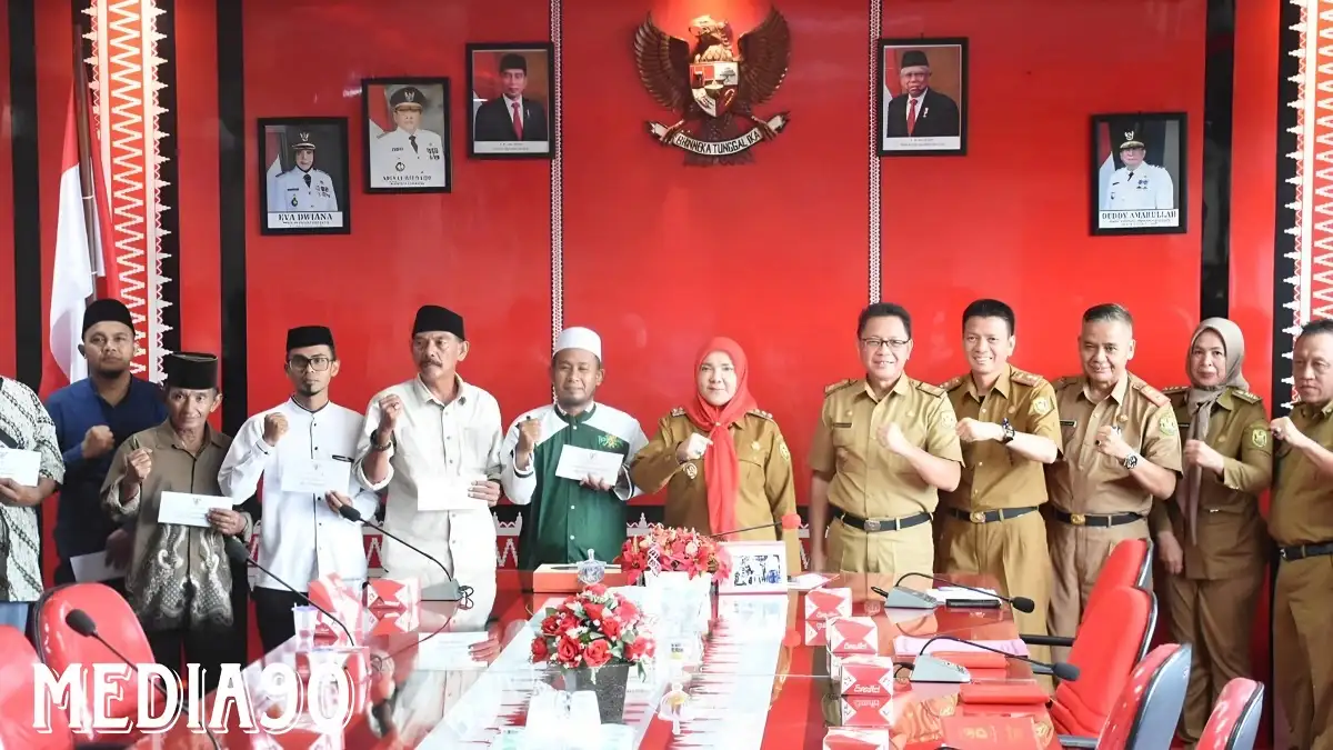 Wali Kota Eva Dwiana Salurkan Bantuan Pembangunan ke Lima Masjid dan Satu Mushola di Bandar Lampung