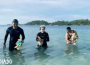 Banyak Sampah Plastik, Anggota Polda Lampung Bersihkan Pantai Mutun dan Pulau Tangkil Pesawaran