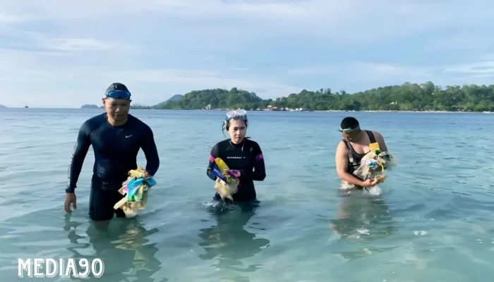 Polda Lampung Lakukan Aksi Bersih Pantai Mutun dan Pulau Tangkil Pesawaran untuk Atasi Masalah Sampah Plastik